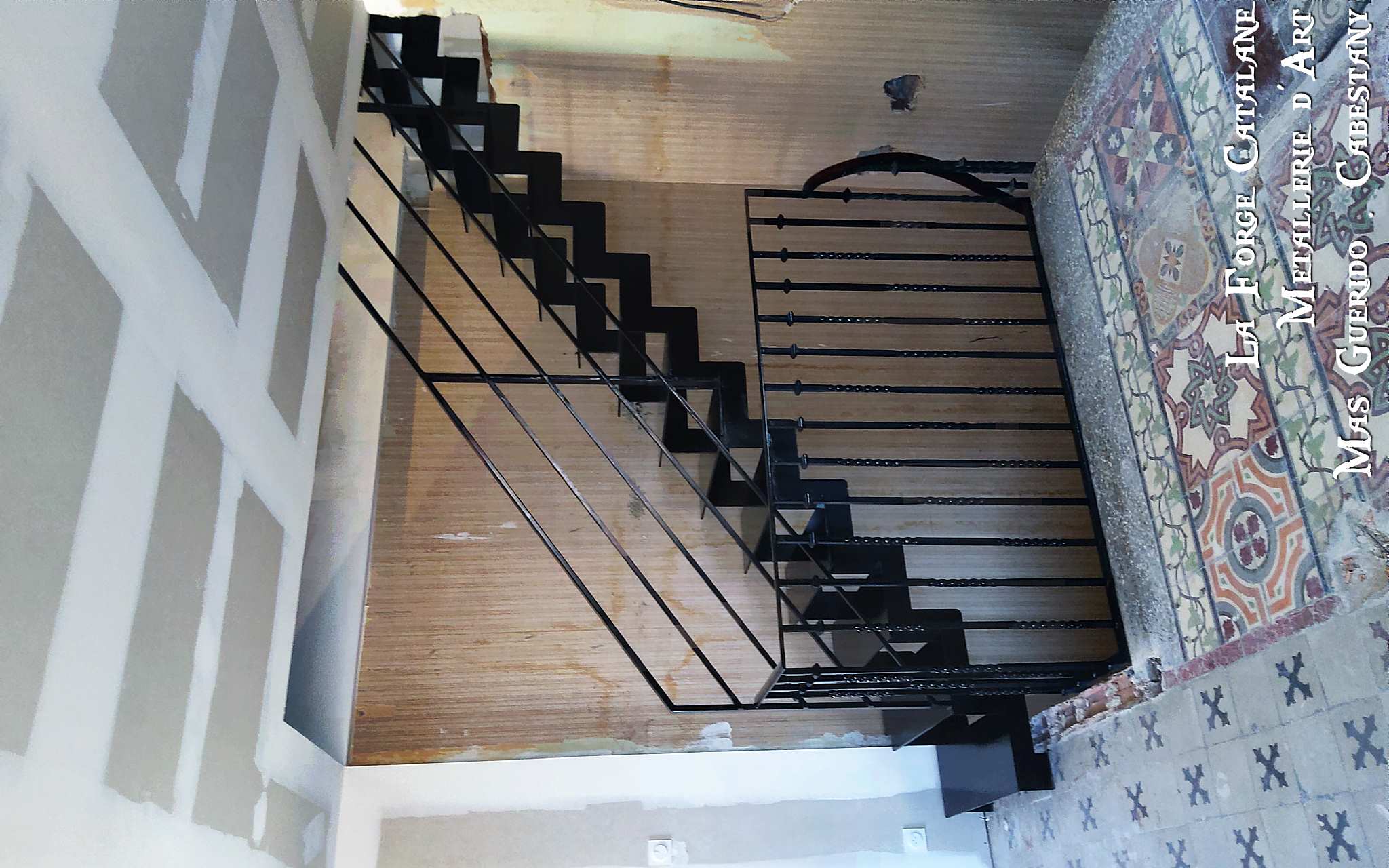 garde corps remplissage barreaudages torsade rampant quatre lisses escalier double limon cremallieres marches fer forge catalane.jpg